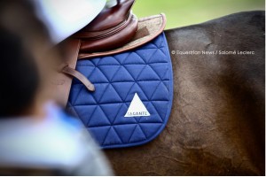 Tacante Tapis de selle EXCEL-ANSE mixte bleu marine écusson Valma