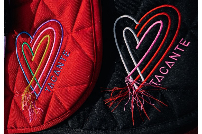 Tacante Tapis de selle LOVE HEART noir et rouge brodés .jpg