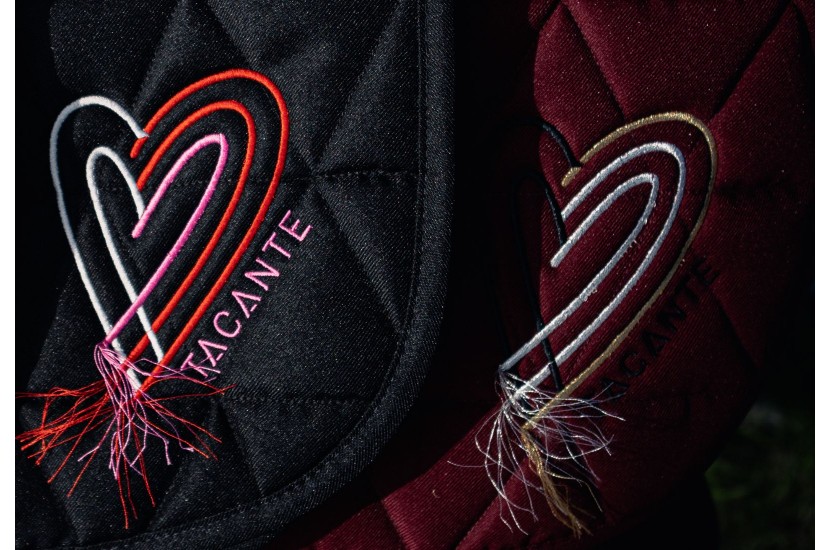 Tacante Tapis de selle LOVE HEART noir et bordeaux broderies .jpg