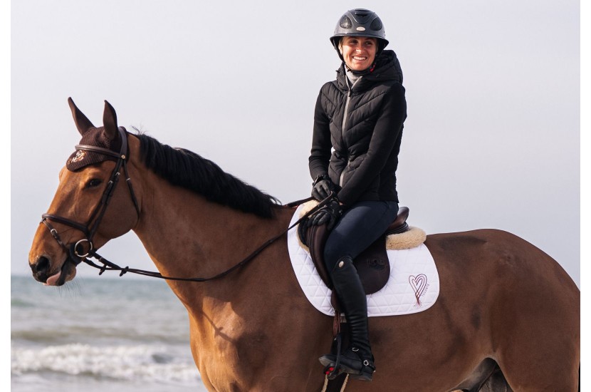 Tacante Tapis de selle LOVE HEART blanc porté .jpg