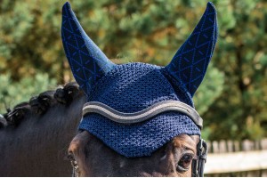 Tacante bonnet INFI-KNIT bleu marine all over bleu roi porté de face