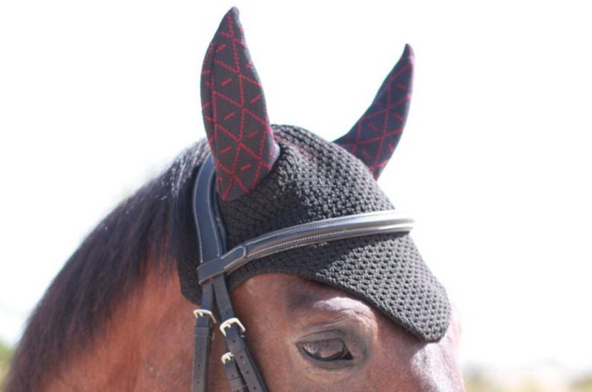 Tacante - bonnet INFI-KNIT noir All-Over bordeaux porté cheval bai