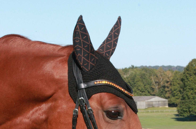 Tacante - bonnet INFI-KNIT noir All-Over marron sur une cheval alezan