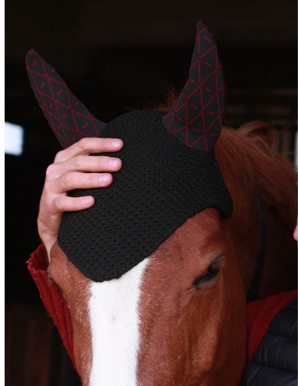 Bonnet INFI-KNIT noir all-over bordeaux