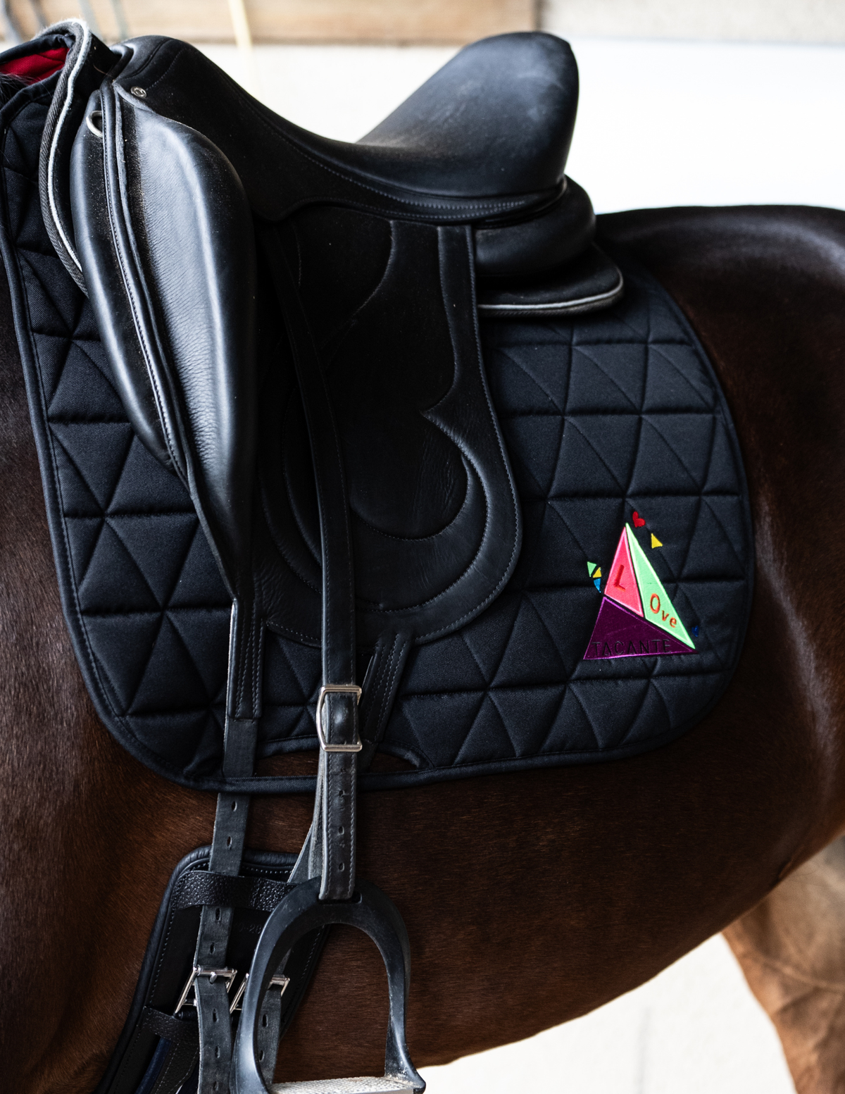 Tapis de selle dressage noir LOVE Fluo violet