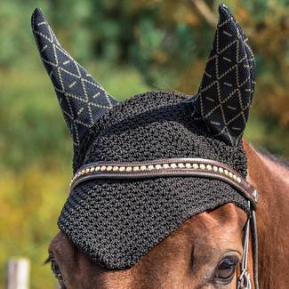 INFI-KNIT ear-net black « all-over » khaki.
First ever 3D-knitted to shape fly veil. It stays in place on the horse head. 
Machine washable, it dries quickly at room temperature.
Available on tacante.com or at our resellers : @sellerieencadence @sellerie_berou @mitchellmoorequestrian  @b_alezane 
 📸 @xelashooting 
//
#tacante #madeinfrance #ecofriendly #sustainable #recycled #equestrianstyle #3dknitting #flyveil #earnet #dressage #showjumping